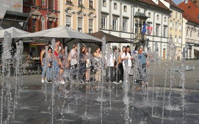 Pozdrav izza fontane na Glavnem trgu v Mariboru