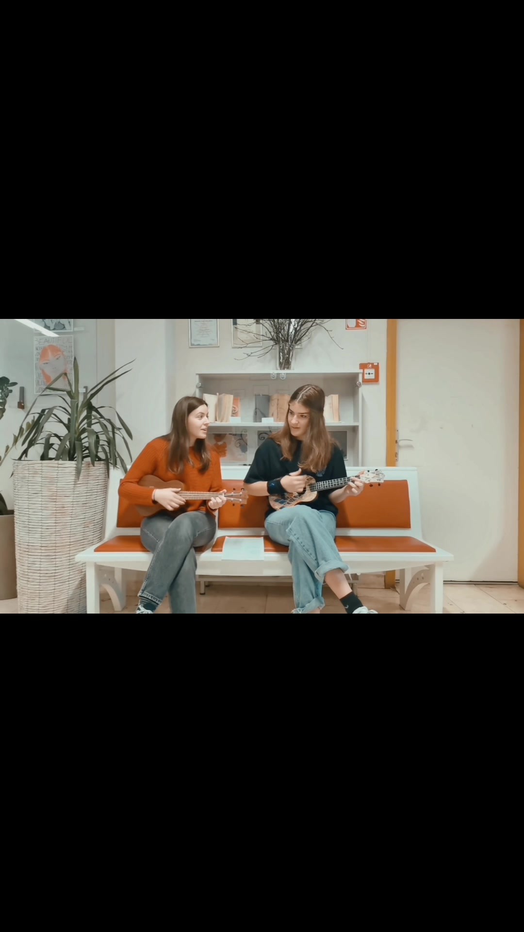 Utrinek iz #DDLizika!
Otvoritev likovne razstave dijakov ID Ustvarjajmo.
@_korpar.iza_ & @ana_vidoviccc
